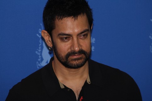 आमिर खान विरुद्ध खनिए शिव सेनाका नेता, पिटे बापत एक लाख दिने घोषणा
