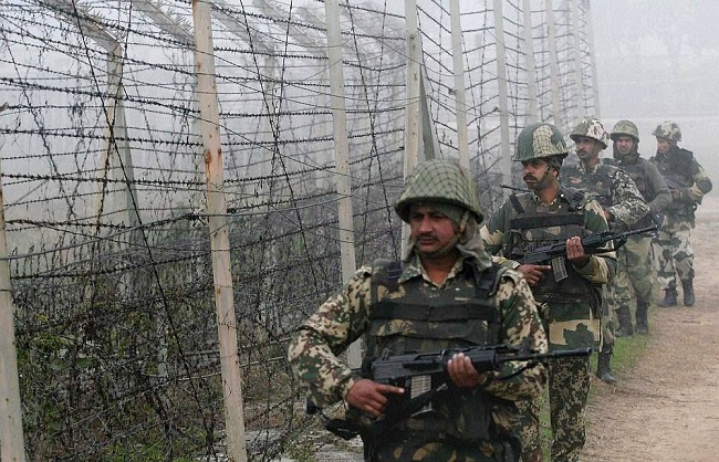 Indian, Pakistani troops trade fire on Kashmir LoC