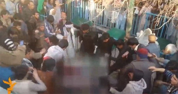 कुरान जलाएको आरोपमा महिलालाई भीडले कुटी कुटी मारे