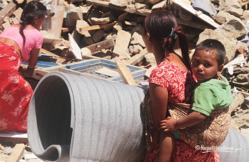 आफू दुःखमा हुँदाहुँदै भूकम्पपीडितलाई सहयोग