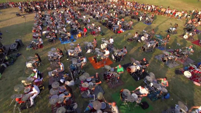 1000 people play Foo Fighters’ ‘Learn to Fly’