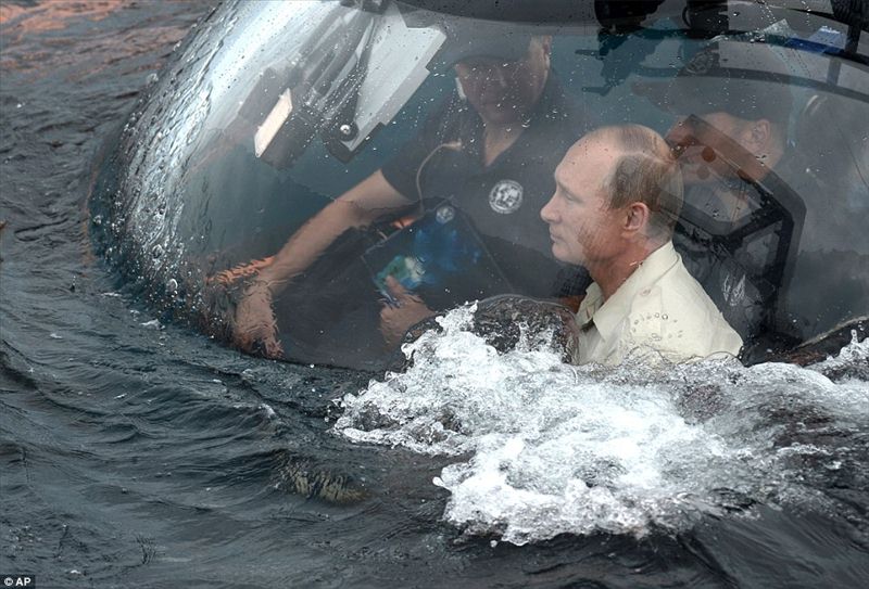 Valdimir Putin under water in submarine (1)