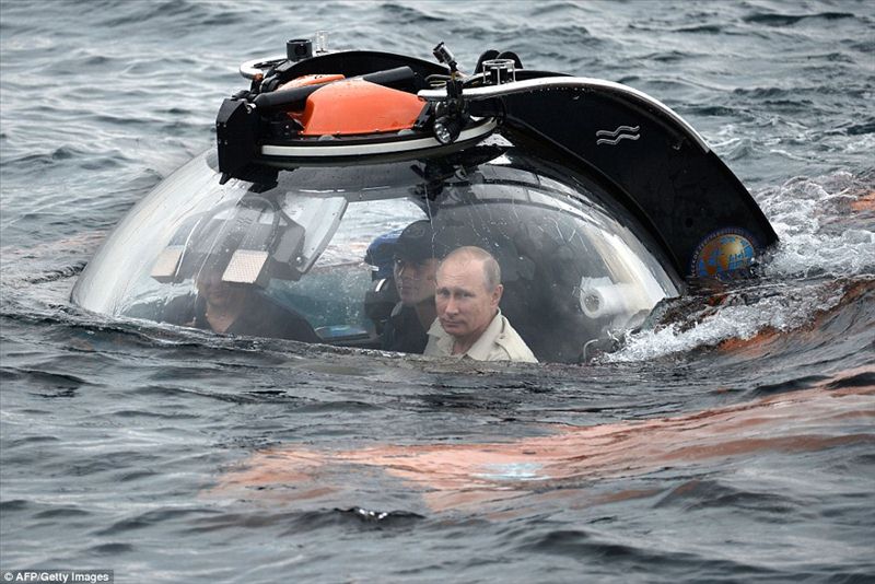 Valdimir Putin under water in submarine (2)