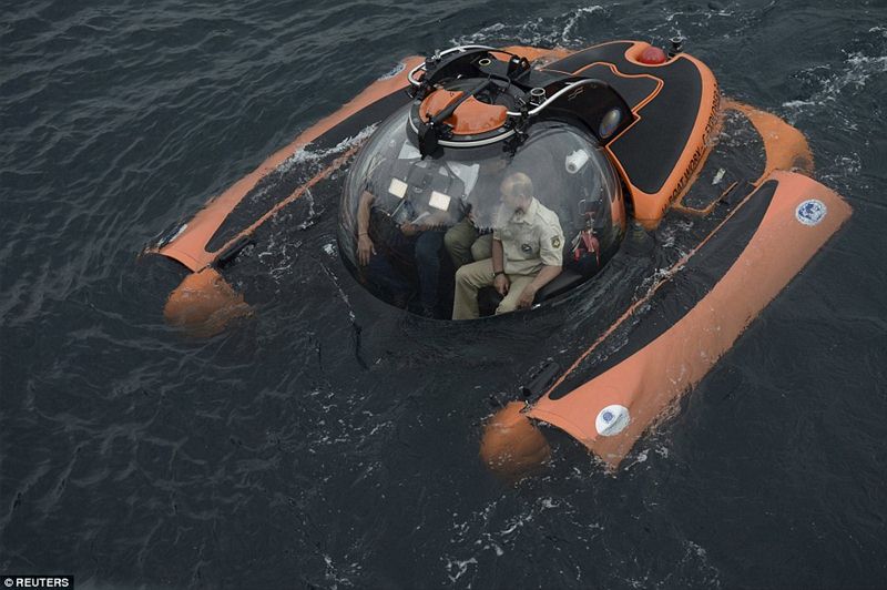 Valdimir Putin under water in submarine (3)