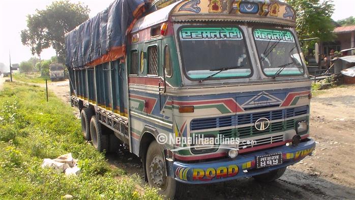 रत्ननगरमा ट्रकको ठक्करबाट बालकको मृत्यु