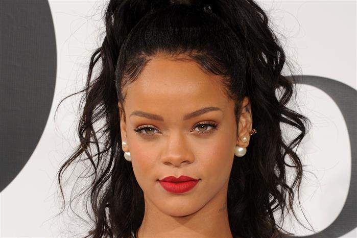 Rihanna auctioning off 2014 Christmas tree