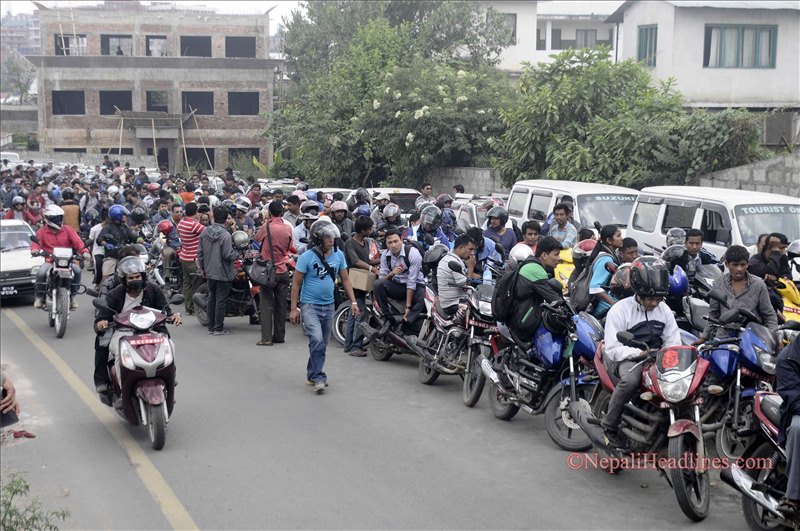 काठमाडौं उपत्यकाका पेट्रोल पम्पहरुमा लामो लाइन, निगम भन्छ, अभाव छैन