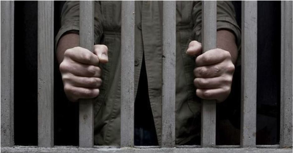 Convict escapes police custody