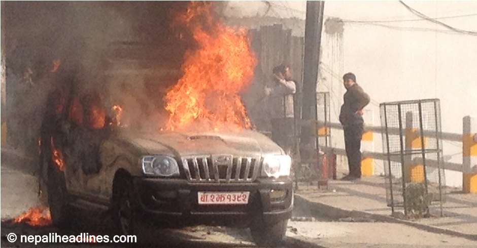 बानेश्वरमा सरकारी गाडीमा आगजनी र तोडफोड(फोटो फिचर)