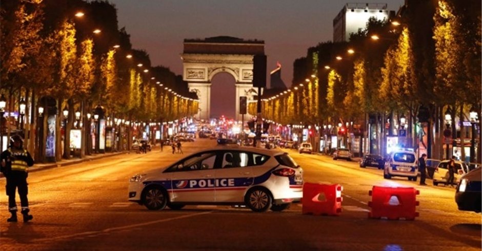 पेरिसमा गोलीबारी एक प्रहरीको मृत्यु, जवाफी कारबाहीमा आतंककारी मारिए