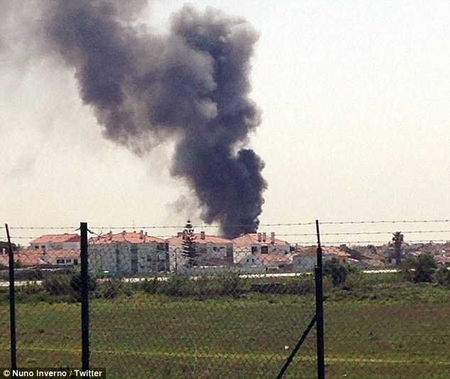 आकाशमै विस्फोट पश्चात सुपरमार्केटमा विमान झर्यो, ४ जनाको मृत्यु