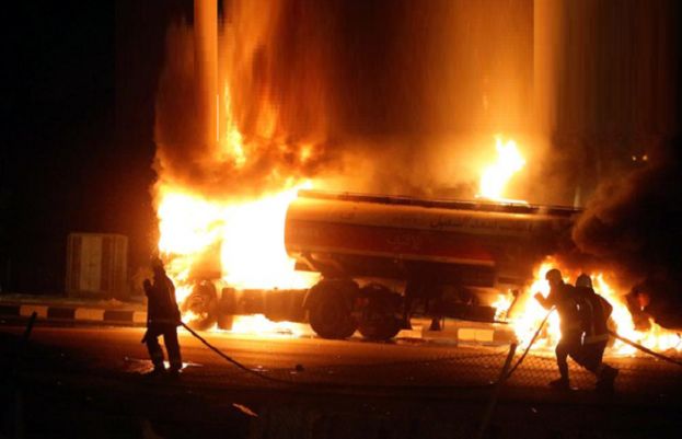 पाकिस्तानमा तेल ट्याङ्करमा आगोलाग्दा १२० को मृत्यु, १०० घाइते