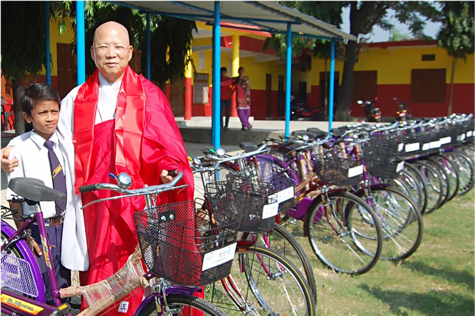 Buddhism Foundation gifts bicycles to 100 students