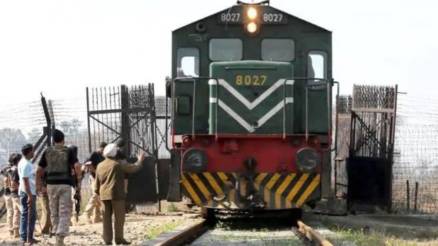 पाकिस्तानले भारतकाे सीमामै रोक्यो रेल