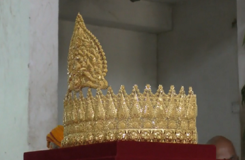 मोदीको जन्मदिनः एक प्रशंसकले हनुमान मन्दिरमा चढाए सुनको मुकुट