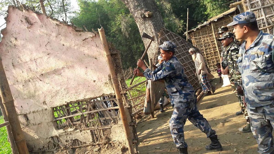 भारतीयले नेपाली भूमि मिचेर बनाएका घरटहरा भत्काइयो