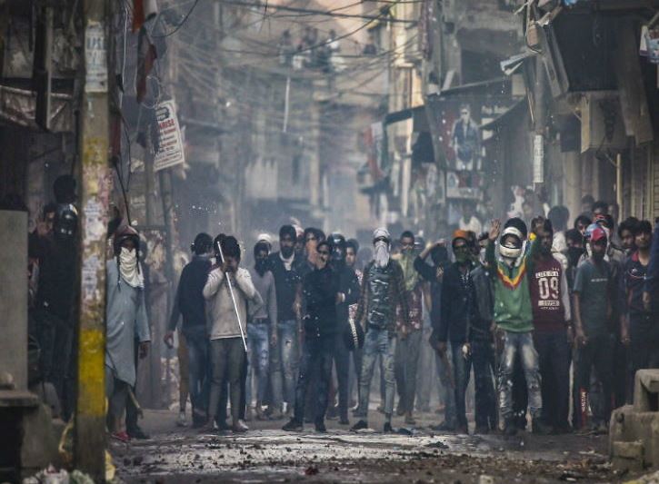 दिल्ली हिंसामा २४ को मृत्यु, सेना परिचालनको तयारी